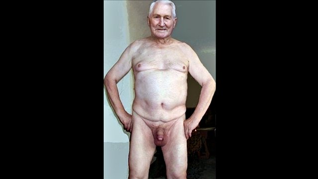 FKK-Großvater zu Hause