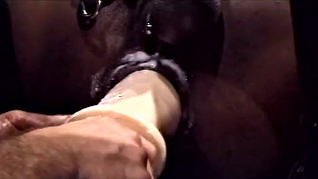 Gay nero si fa allargare il culo con un enorme dildo