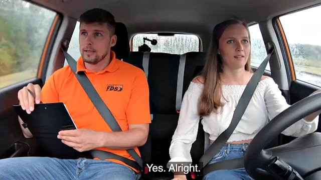 Amatør kjørelærende kuesugende instruktør