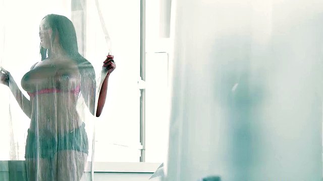 Una latina tettona mostra le sue tette e si fa scopare duramente