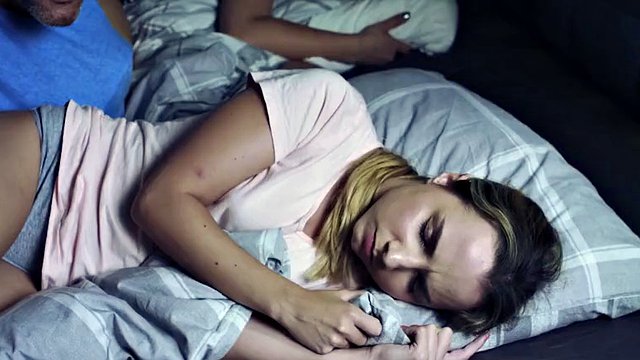 Min perverse far vil ikke engang la min 18 år gamle venn være alene - Mona Blue