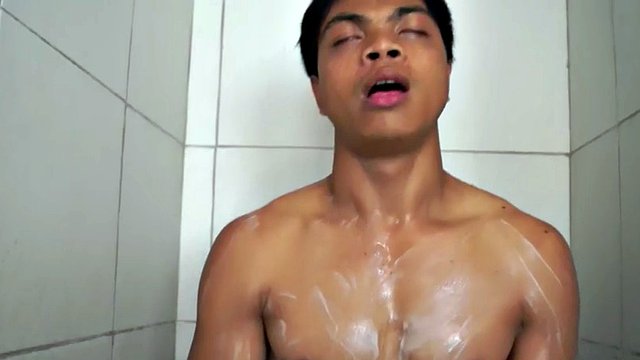 Weteran azjatyckiego gejowskiego porno, Vahn Valdez wychodzi na zewnątrz i zdejmuje ubrania przed naszą kamerą na jakiś czas sam na sam z tobą.