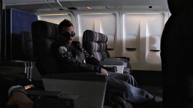 duas aeromoças fodidas por caras no cockpit