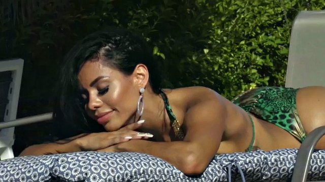 MILF latina dal grosso bottino scopata all'aperto