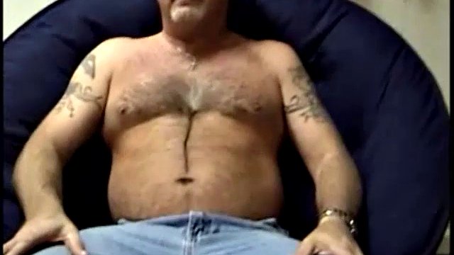 Scott est un grand garçon poilu de Géorgie du Nord, qui prend son pied en se masturbant devant la caméra. Il est un peu passif, comme en témoignent tous les gémissements et gémissements qu'on entend lorsqu'il se fait doigter le cul.