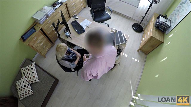 대출 관리자가 사무실 테이블을 열정적으로 두드립니다.