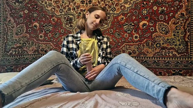 Anastasia Mistress scopa Sasha Earth con un sex toy nel culo con chiacchiere sporche