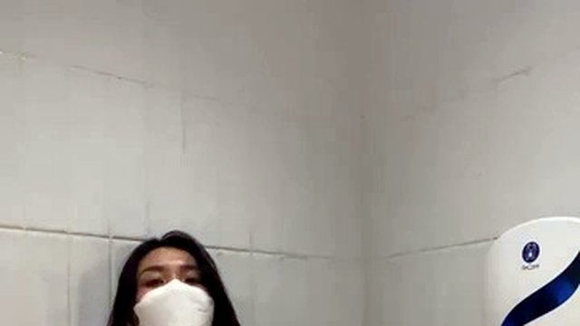 Una ragazza vietnamita si masturba per venire nel bagno pubblico