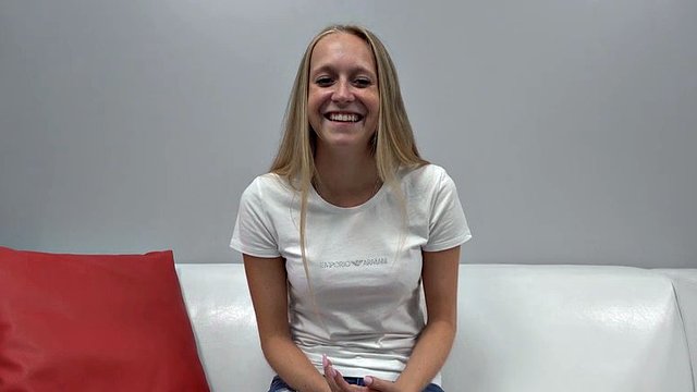 Casting einer 20-jährigen jungen Blondine wird rutschig