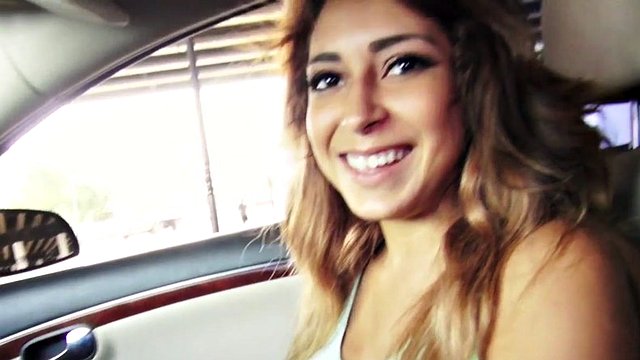 ragazzo scopa babe nella sua figa succosa doggystyle in macchina