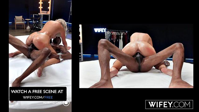 Wifey Blonde Hotwife Candice tiene la mano di mio marito mentre prende una BBC mostruosa