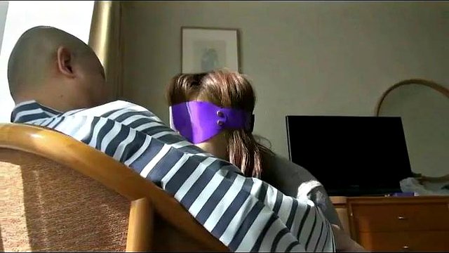 Japanische Hausfrau lutscht den Schwanz eines Fremden in einem Hotelzimmer: Blowjob, Amateur- und MILF-Porno