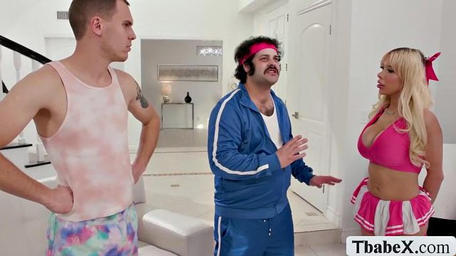 TS-Cheerdancerin zeigt ihr Talent vor mir