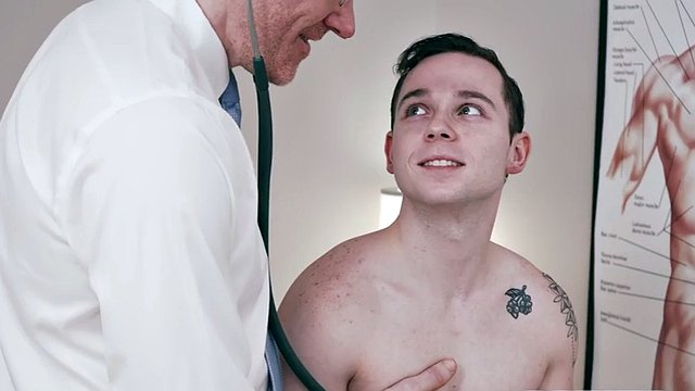 Piccolo ragazzo scopato nel culo a pelo nudo da un dottore in infermeria