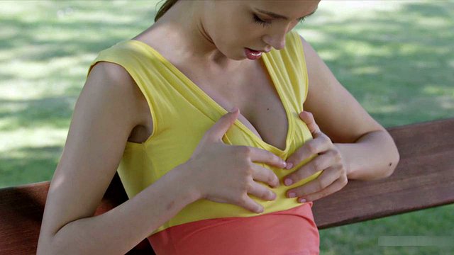 Mila Azuls Outdoor-Dessous-Tease