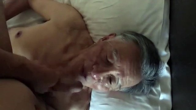 Beau grand-père chinois suce une bite et mange du sperme