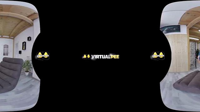 MILF بلوند خودش را در Piss - VR Porn می پوشاند