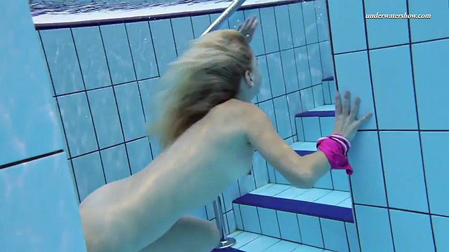Elena Proklova spreads her legs underwater