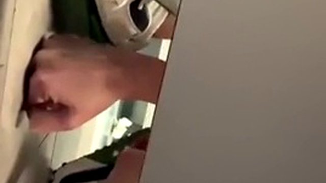 Twink škubne na veřejném záchodě a vystříkne na náhodného chlapa
