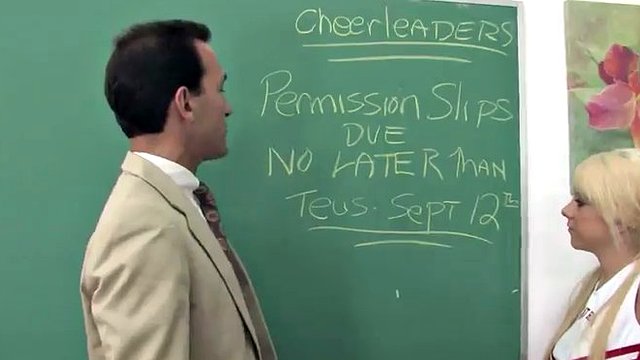 bionda cheerleader viene inchiodata in classe