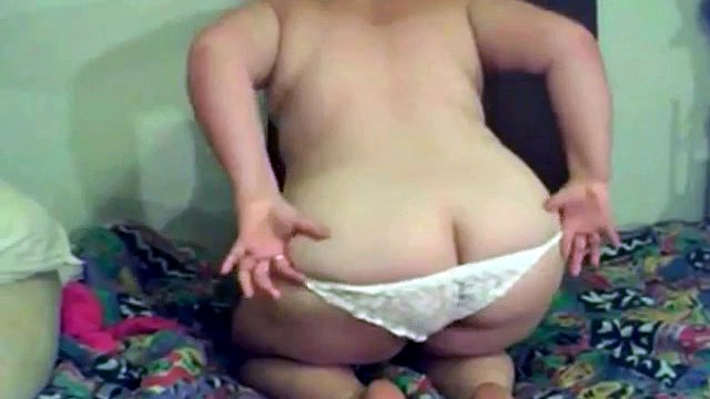 Fat girl takes off her clothes to show her ass