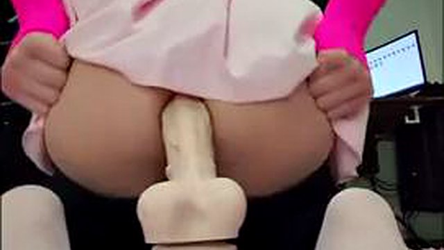 Sissy Elvi Lynx Rides e scopa Enorme Gaping anale di Dildos XXL