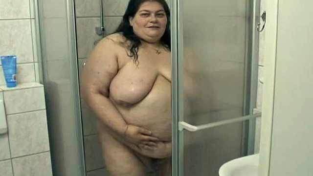 Énorme bbw allemand aime monter une bite après s'être rasé la chatte