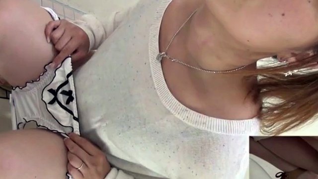 Donne giapponesi hanno registrato pisciare in un bagno pubblico