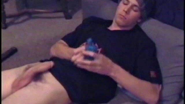Poté, co předvedl svůj chlupatý zadek, Jayden naolejuje svůj úžasný tvrdý penis. Chová se jako kluk, který celý život ví, že je úžasné se na něj dívat. Kluci z tohohle rovného kluka nemohou spustit oči a on to ví.