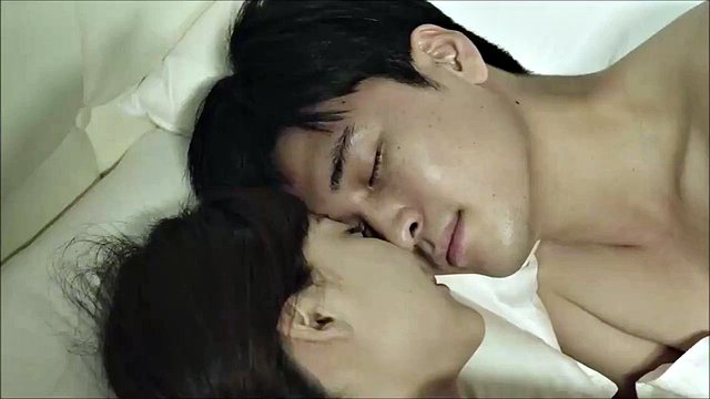 Scene di sesso da film coreani matrigna che tradisce la figlia e il fidanzato a tre