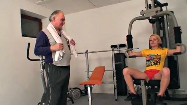 Vieux pervert a la gym (2): Blowjob, Babe & Blonde Porn