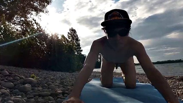 Schlanker FKK-Junge, der nackt Yoga an einem FKK-Strand macht. Nacktes Yoga-Video von John Artin, schwules Pornomodel, dünner FKK-Anhänger, Schnuckel, Praxis