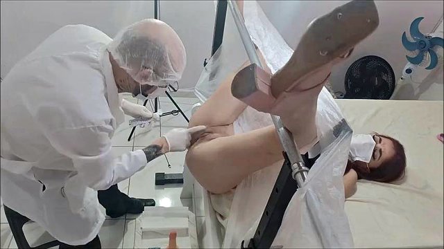 산부인과 전문의는 마취제 젤을 사용하여 젊은 여성을 검사했습니다