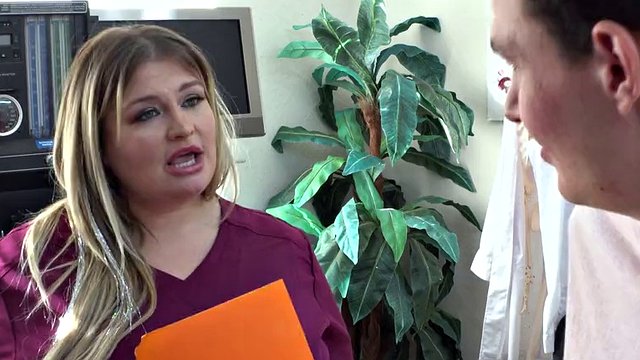 L'infermiera paffuta Tiffany Star BBW scopa mentre è in servizio