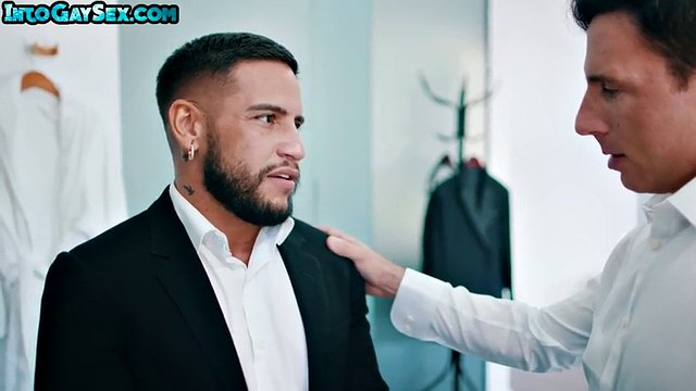 Dövmeli damızlık kıçından damızlık tarafından banyoda doggystyled