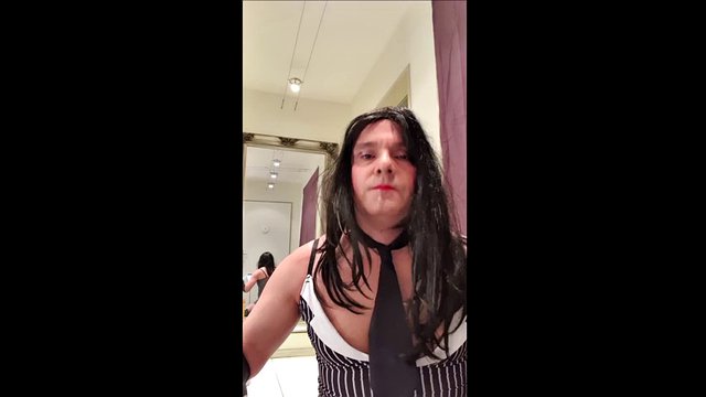 La troia sissy Hornyandrea vestita da segretaria cattiva