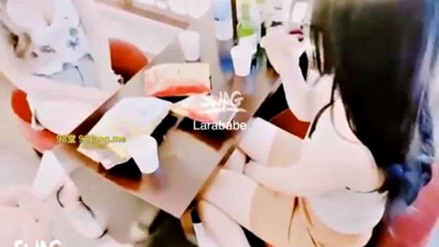 Chinese high-quality young woman and flight attendant student dating nearby people platform [hs444.cn] The first time with Kaimi, you can open the 3P double-flying sex mode, unlock the multi-pose round and fuck the pink pussy, and two pink pussy were cummed in turn. High-definition full version: Porn
