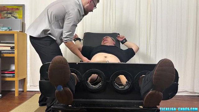 CDubs kitzelt Matt bei der Arbeit - CDUBS & Matt