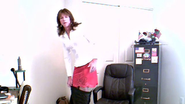 Mature CD tranny shows off his dress