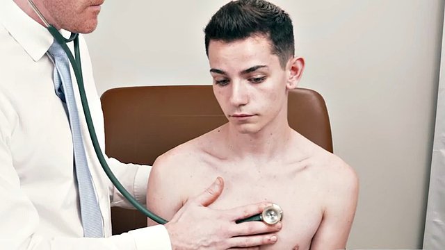 Piccolo ragazzo con il sedere senza sella scopato da un fusto dottore dopo il controllo