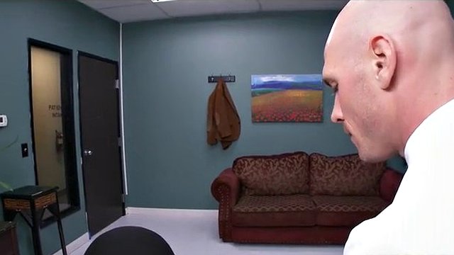 MILF chaude aux gros seins lisa ann séduit son patron