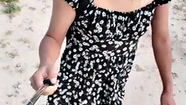 Sexy Shemale geht in Minikleid und violetten Absätzen in der Öffentlichkeit spazieren. Süße heiße Schlampe