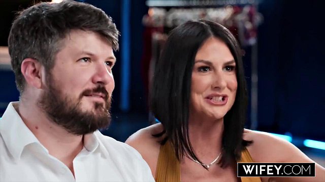 Wifey observa como la esposa cachonda Sienna Rae es doblemente penetrada delante de su marido