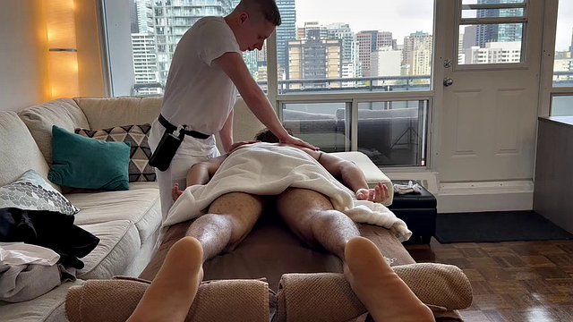 นวดให้หนุ่มผิวดำปิดท้ายด้วยครีม