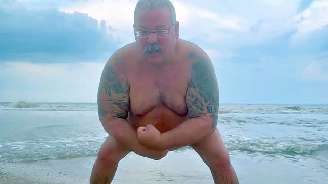 Midget Musclebear med en feit rumpe har en enorm handsfree cum