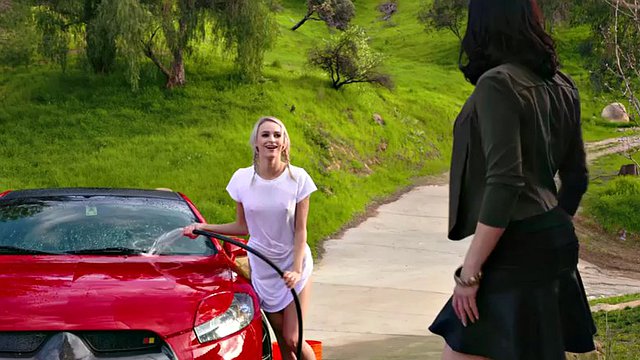 Amber Chase si arrapa mentre punisce la sua figliastra troia Emma Hix