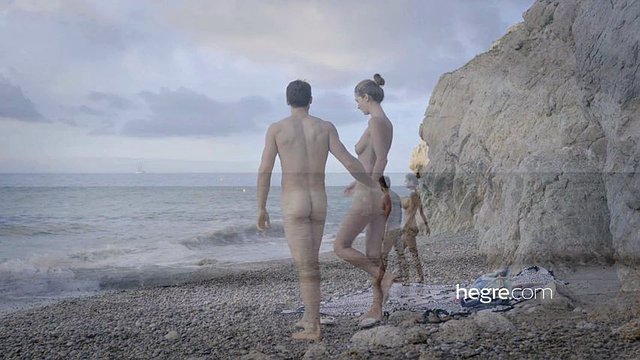 Hubená brunetka svádí svého muže na pláži