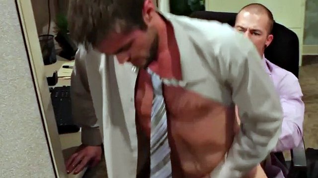 Un uniforme gay baise son cul serré