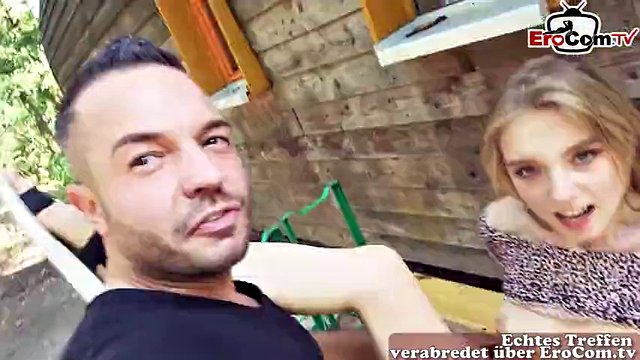Piccola adolescente turistica di 18 anni sedotta in pubblico per una vera storia di sesso all'aperto