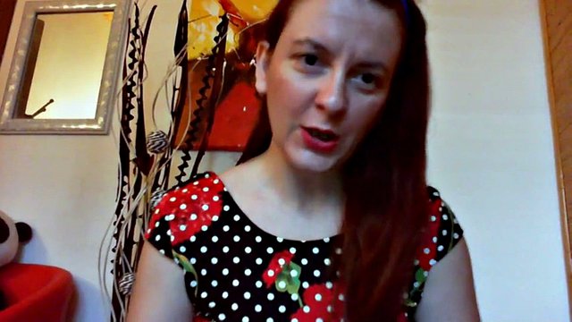 Deine schöne kleine Schwester spielt mit riesigen Luftballons